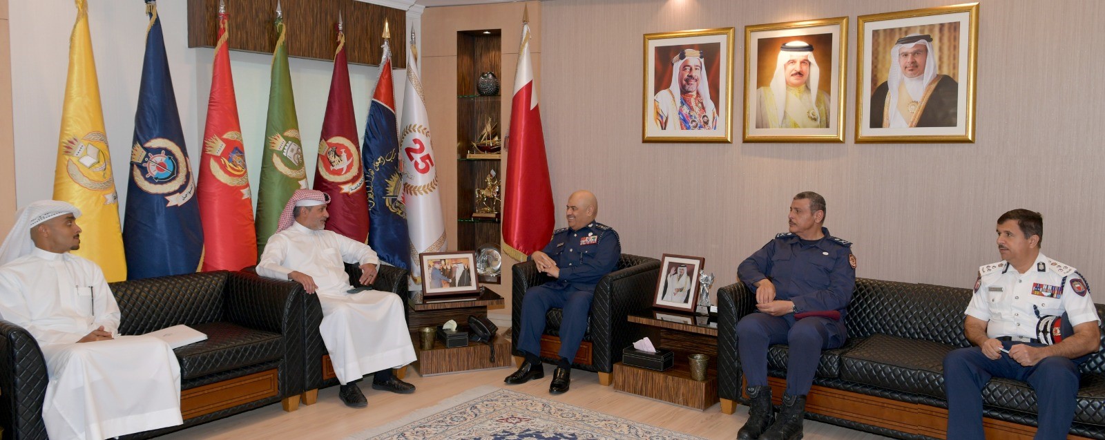 رئيس الأمن العام يستقبل الرئيس التنفيذي لحلبة البحرين الدولية<